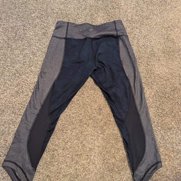 Lululemon Wunder Under Crop (Sashiko Print) - Size 6 - Picture 6 of 8